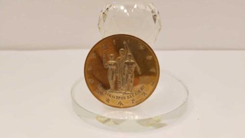 MADALYON, 1973 YILI GENÇLİK VE SPOR BAKANLIĞI TC. 50.YIL HATIRA BRONZ MADALYONU(ÇİL ALTI) 392