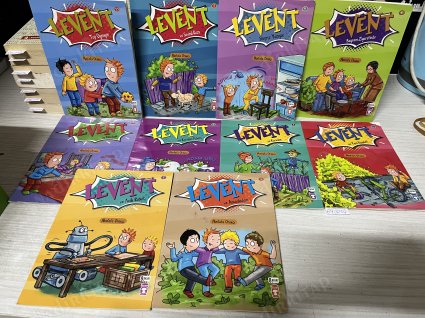 LEVENT - 10 KİTAP - TOP OYNUYOR,SEVİMLİ KUZU,SÜPRİZ YAPIYOR,BAYRAM ZİYARETİNDE,YENİ BİSİKLETİ,KORKULUK,KARDAN ADAM,HASTALIK,AKILLI ROBOT,ARKADAŞLARI