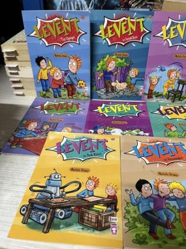 LEVENT - 10 KİTAP - TOP OYNUYOR,SEVİMLİ KUZU,SÜPRİZ YAPIYOR,BAYRAM ZİYARETİNDE,YENİ BİSİKLETİ,KORKULUK,KARDAN ADAM,HASTALIK,AKILLI ROBOT,ARKADAŞLARI