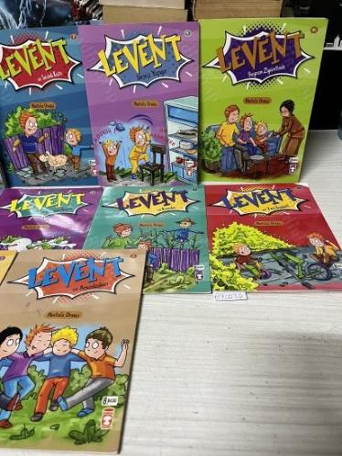 LEVENT - 10 KİTAP - TOP OYNUYOR,SEVİMLİ KUZU,SÜPRİZ YAPIYOR,BAYRAM ZİYARETİNDE,YENİ BİSİKLETİ,KORKULUK,KARDAN ADAM,HASTALIK,AKILLI ROBOT,ARKADAŞLARI