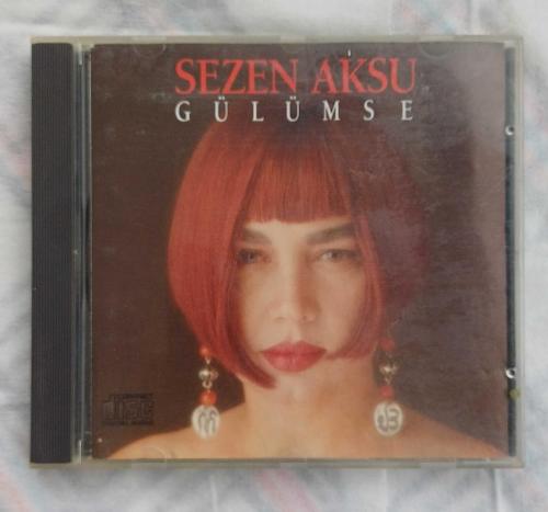 SEZEN AKSU – Gülümse (Orjinal 1991 Dönem Baskı) | Koleksiyonluk Orijinal CD | Nostalji Rafı | Çok İyi