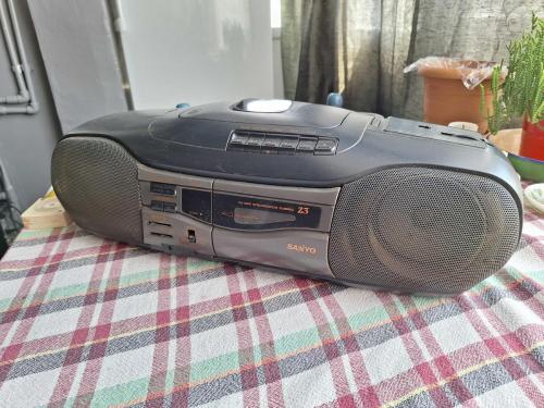 Sanyo MCD-Z3F Kaset CD Radyo Çalar - CD okumuyor - Kaset Çalar Düğmeleri Bakıma İhtiyacı var - Radyo Çalışıyor - Ses Kontrol bakıma ihtiyacı var