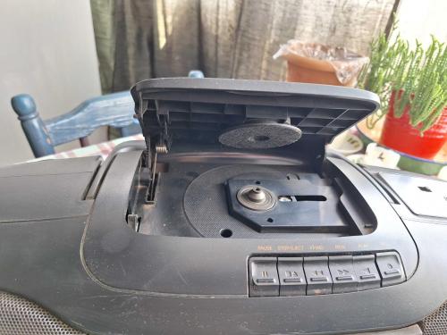 Sanyo MCD-Z3F Kaset CD Radyo Çalar - CD okumuyor - Kaset Çalar Düğmeleri Bakıma İhtiyacı var - Radyo Çalışıyor - Ses Kontrol bakıma ihtiyacı var