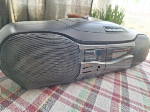 Sanyo MCD-Z3F Kaset CD Radyo Çalar - CD okumuyor - Kaset Çalar Düğmeleri Bakıma İhtiyacı var - Radyo Çalışıyor - Ses Kontrol bakıma ihtiyacı var