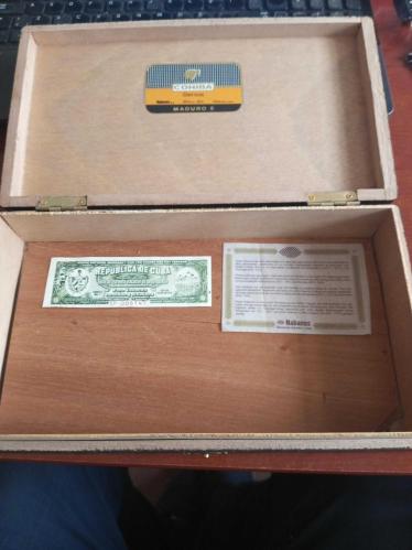 Cohiba Cuba Ahşap Puro Kutusu ( 17 X 23 Cm Ebatlarında) Ayrıca seri nolu garanti belgesi ve etiketi içinde