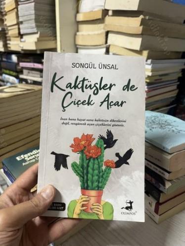KAKTÜSLER DE ÇİÇEK AÇAR
