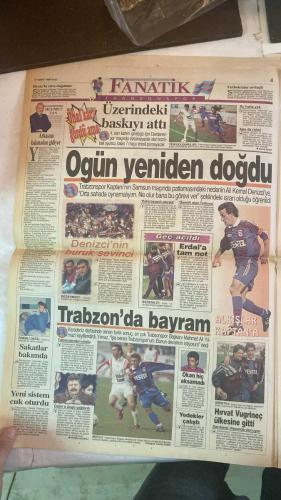 FANATİK SPOR GAZETESİ - TURKISH NEWSPAPER - DOĞUM GÜNÜ HEDİYESİ  - EKSİKSİZ TAM TAKIM GAZETE - 17 MART 1998 - SAYI:849 - ERGÜN - BÜLENT - HAGİ - ARİF - OGÜN - ALİ KEMAL DENİZCİ - FATİH TERİM - FARUK SÜREN - İRFAN KURTOĞLU - VUGRİNEÇ - TOLUNAY - METİN AKTAŞ - CENGİZ DİNÇ - NECMİ PEREKLİ - NACİ YALINKILIÇ - DOĞAN BABACAN - AYKUT AKICI - SELÇUK MUMCU - BU VATAN HEPİMİZİN - GERÇEK SPOR GAZETESİ - FANATİK - DÜDÜKLER ACI ÇALIYOR - KULÜPLERDEN ŞİKAYET ÇOK - ASLAN’IN 4 PENÇESİ EKSİK - BURUK SEVİNÇ - BOY HEDEFİ - BARİÇ’TEN YÖNETİME ÇAĞRI - AMAN GÖLGE DÜŞMESİN - TOSHACK’TAN SUÇLAMA - TERİM TRANSFERİ PAZARLIĞI SAKINCALI - YARIŞIRKEN TRANSFER ASLA - HAKAN YUNAN’I YAKALADI - TEK VÜCUT OLDUK - KAPTANSIZ GEMİ - CHELSEA HAKAN’A TALİP - EN İYİ İKİNCİ GOLCÜ - HAKEMLE İŞİM YOK - OFANSİF POPESCU - KÜÇÜK EMRE ÇABUK BÜYÜDÜ - İDMAN SAHALARI MAYIS’TA BİTİYOR - YÜZÜCÜLERİN YEMEK GURUR GECESİ - YILDIZLARIN TEK ENGELİ KALDI - OTTO BARİÇ YİNE KASINDI - FARUK SALONDA ÇALIŞTI - UCHE REKOR İÇİN SAHADA - 3-0 FENERBAH