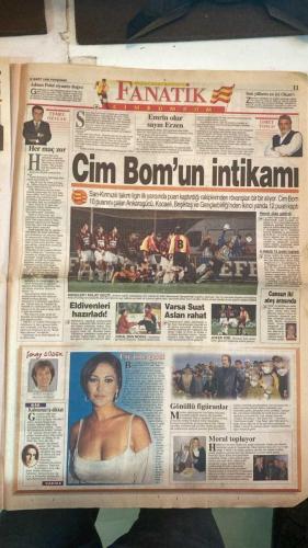 FANATİK SPOR GAZETESİ - TURKISH NEWSPAPER - DOĞUM GÜNÜ HEDİYESİ  - EKSİKSİZ TAM TAKIM GAZETE - 19 MART 1998 - SAYI:851 - SERGEN - SUSİÇ - İHSAN KALKAVAN - HAGİ - FILIPESCU - FARUK SÜREN - FATİH TERİM - IORDĂNESCU - MEHMET ALİ YILMAZ - TOSHACK - OTO BARİÇ - EMRE - HAKAN ŞÜKÜR - CENGİZ DİNÇ - AYKUT AKICI - EROL DEMİRKOL - BU VATAN HEPİMİZİN - GERÇEK SPOR GAZETESİ - FANATİK - SERGEN’İN TÜKENİŞİ - TERİM’İN DOSTLUĞU - ARSENAL WEMBLEY’İ SATIN ALIYOR - 2006 İÇİN ASYA ADAY - FENERBAHÇELİLER ÖZLEMİNİZ BİTSİN - TOSHACK SARVAN’A KİN KUSTU - YILMAZ KESENİN AĞZINI AÇTI - FENERBAHÇE TURU GEÇTİ - GALATASARAY’IN ALTYAPI HAREKATI - ASLAN’A RUMEN KIYAĞI - TERİM’İN BİR ALO’SU YETTİ - EMRE EL ÜSTÜNDE - HAKAN ŞÜKÜR’ÜN EKSİĞİ DÖRT GOL - PARAYI ALAMAYINCA LUTU’YU İSTEDİLER - MİLLİ TAKIM’DA DÖKÜLDÜ - PRİM SİSTEMİ HAFTAYA KALDI - CİM BOM’UN KOLTUK HIRSI - 3-1 GALATASARAY GAZİANTEPSPOR