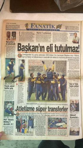 FANATİK SPOR GAZETESİ - TURKISH NEWSPAPER - DOĞUM GÜNÜ HEDİYESİ  - EKSİKSİZ TAM TAKIM GAZETE - 19 MART 1998 - SAYI:851 - SERGEN - SUSİÇ - İHSAN KALKAVAN - HAGİ - FILIPESCU - FARUK SÜREN - FATİH TERİM - IORDĂNESCU - MEHMET ALİ YILMAZ - TOSHACK - OTO BARİÇ - EMRE - HAKAN ŞÜKÜR - CENGİZ DİNÇ - AYKUT AKICI - EROL DEMİRKOL - BU VATAN HEPİMİZİN - GERÇEK SPOR GAZETESİ - FANATİK - SERGEN’İN TÜKENİŞİ - TERİM’İN DOSTLUĞU - ARSENAL WEMBLEY’İ SATIN ALIYOR - 2006 İÇİN ASYA ADAY - FENERBAHÇELİLER ÖZLEMİNİZ BİTSİN - TOSHACK SARVAN’A KİN KUSTU - YILMAZ KESENİN AĞZINI AÇTI - FENERBAHÇE TURU GEÇTİ - GALATASARAY’IN ALTYAPI HAREKATI - ASLAN’A RUMEN KIYAĞI - TERİM’İN BİR ALO’SU YETTİ - EMRE EL ÜSTÜNDE - HAKAN ŞÜKÜR’ÜN EKSİĞİ DÖRT GOL - PARAYI ALAMAYINCA LUTU’YU İSTEDİLER - MİLLİ TAKIM’DA DÖKÜLDÜ - PRİM SİSTEMİ HAFTAYA KALDI - CİM BOM’UN KOLTUK HIRSI - 3-1 GALATASARAY GAZİANTEPSPOR