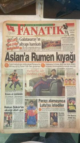 FANATİK SPOR GAZETESİ - TURKISH NEWSPAPER - DOĞUM GÜNÜ HEDİYESİ  - EKSİKSİZ TAM TAKIM GAZETE - 19 MART 1998 - SAYI:851 - SERGEN - SUSİÇ - İHSAN KALKAVAN - HAGİ - FILIPESCU - FARUK SÜREN - FATİH TERİM - IORDĂNESCU - MEHMET ALİ YILMAZ - TOSHACK - OTO BARİÇ - EMRE - HAKAN ŞÜKÜR - CENGİZ DİNÇ - AYKUT AKICI - EROL DEMİRKOL - BU VATAN HEPİMİZİN - GERÇEK SPOR GAZETESİ - FANATİK - SERGEN’İN TÜKENİŞİ - TERİM’İN DOSTLUĞU - ARSENAL WEMBLEY’İ SATIN ALIYOR - 2006 İÇİN ASYA ADAY - FENERBAHÇELİLER ÖZLEMİNİZ BİTSİN - TOSHACK SARVAN’A KİN KUSTU - YILMAZ KESENİN AĞZINI AÇTI - FENERBAHÇE TURU GEÇTİ - GALATASARAY’IN ALTYAPI HAREKATI - ASLAN’A RUMEN KIYAĞI - TERİM’İN BİR ALO’SU YETTİ - EMRE EL ÜSTÜNDE - HAKAN ŞÜKÜR’ÜN EKSİĞİ DÖRT GOL - PARAYI ALAMAYINCA LUTU’YU İSTEDİLER - MİLLİ TAKIM’DA DÖKÜLDÜ - PRİM SİSTEMİ HAFTAYA KALDI - CİM BOM’UN KOLTUK HIRSI - 3-1 GALATASARAY GAZİANTEPSPOR