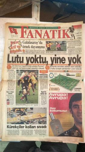 FANATİK SPOR GAZETESİ - TURKISH NEWSPAPER - DOĞUM GÜNÜ HEDİYESİ  - EKSİKSİZ TAM TAKIM GAZETE - 21 MART 1998 - SAYI:853 - OĞUZ SARVAN - TOSHACK - MEHMET ALİ YILMAZ - FARUK SÜREN - HADI TÜRKMEN - HAGİ - ERGÜN - BÜLENT - ARİF - LUTU - EMRE - HAKAN ŞÜKÜR - MURAT ILGAZ - CORAKOV - MÜNİROĞLU - BURHAN MERMER - OSMAN GÜNEN - MUSTAFA SANGURON - OSMAN TANBURACI - AZİZ YILDIRIM - EROL - TAYFUN - MUSTAFA DOĞAN - SELAHATTİN - TANER - ATİLLA - YÜCEL SEÇKİNER - METİN ŞEN - KAZIM BAYÜLKEN - GÖKHAN GÜÇKAYA - ENGİN VEREL - BU VATAN HEPİMİZİN - GERÇEK SPOR GAZETESİ - FANATİK - HAKEMLER AYAKLANDI - SAHİPSİZ DEĞİLİZ - DOPİNG SKANDALI YARGI ÖNÜNDE - CRUYFF VE PENA’YA TEKLİF - WEMBLEY SAVAŞI - EFES’İN ÇATISI ÇÖKTÜ - OTTO BARİÇ’İN FORVET KABUSU - AMELİYAT EDİLDİ - SÜREN, YILMAZ VE TOSHACK YANDI - LİDER ANTEP’TE - BRAVO GALATASARAY’DA ARİF VE BÜLENT - ŞAMPİYONLUK MOTİVASYONU - LUTU YOKTU YİNE YOK - HAGİ VE ERGÜN KADRODA - ANTEP’TE ZOR GECE - GALATASARAY PUAN AVINDA - DÜDÜĞÜ ÇALDI - KÜREKÇİLER KOLLARI SIVADI -