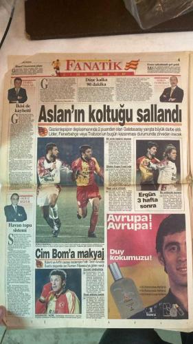 FANATİK SPOR GAZETESİ - TURKISH NEWSPAPER - DOĞUM GÜNÜ HEDİYESİ  - EKSİKSİZ TAM TAKIM GAZETE - 22 MART 1998 - SAYI:854 - FAİK GÜRSES - ULVİ GÜVENEROĞLU - ATİF KEÇECİ - YEMEN EKŞİOĞLU - İSMET TONGO - OSMAN TANBURACI - TEMEL ÖZALAK - OĞUZ DİZER - MURAT ILGAZ - BÜLENT - ARİF - HAGİ - HAKAN ŞÜKÜR - FATİH - TUGAY - EMRE - SUAT - B. HAKAN - FARUK - PREKO - MURAT ILGAZ - SÜRAT MÜNİROĞLU - BURHAN MERMER - FEVZİ - RAHİM - ERTUĞRUL - YANKOV - LETCHKOV - RECEP - KEMAL ESNEKAZİ - BU VATAN HEPİMİZİN - GERÇEK SPOR GAZETESİ - FANATİK - KARTAL’IN YÜKSELİŞİ - ŞİMDİ HEDEF KUPA - BEŞİKTAŞ MORAL BULDU - ÇIKIŞA DEVAM - VERGİ UMUTTUR - CİM BOM’A ACILI KEBAP - HASAR BÜYÜK - DÜŞE KALKA 90 DAKİKA - İKİSİ DE KAYBETTİ - HAVAN TOPU SİSTEMİ - KARTAL TAM YOL İLERİ - 24 GÜNDÜR YENİLGİ YÜZÜ GÖRMEDİLER - HEM KUPA HEM UEFA - FIFA’DAN LETCHKOV’A SERT UYARI - GALATASARAY STOP ETTİ - MÜTHİŞ MÜCADELE - BÜLENT VE ARİF TRİBÜNDEYDİ - CİM BOM’DA AYHAN SÜRPRİZİ - ANTEP’TE ÜÇ EKSİK - GALATASARAY PUAN AVINDA - KÜREKÇİLER KOLLARI