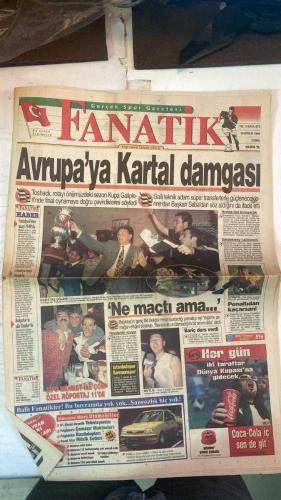 FANATİK SPOR GAZETESİ - TURKISH NEWSPAPER - DOĞUM GÜNÜ HEDİYESİ  - EKSİKSİZ TAM TAKIM GAZETE - 10 NİSAN 1998 - SAYI:873 - JOHN TOSHACK - SÜLEYMAN SEBA - FATİH TERİM - HOLGER OSIECK - HAGİ - POPESCU - SUAT - OKAN - TUGAY - BÜLENT - K. HAKAN - B. HAKAN - ARİF - MEHMET - ERTUĞRUL - AMOKACHI - OKTAY - RAHİM - YANKOV - FEVZİ - TAYFUR - ALPAY - KUBİLAY - MOSHOEU - UCHE - HÖGH - MUSTAFA - DOĞAN - FARUK - TANJU ÇOLAK - SEMİH MUTLU - SEMRA KÜÇÜKSÖZ - AZİZ YILDIRIM - MEHMET ALİ CANBEK - AYKUT AKICI - NECATİ BİLGİÇ - ENGIN VEREL - MEHMET Y. YILMAZ - ABDULLAH ÇEVRİM - BU VATAN HEPİMİZİN - GERÇEK SPOR GAZETESİ - FANATİK - AVRUPA’YA KARTAL DAMGASI - HERKES BİZİ KONUŞACAK - BEŞİKTAŞ ŞÖLENİ - SİFO MEHMET İLE ÖZEL RÖPORTAJ - BARİÇ DERS VERDİ - PENALTIDAN KAÇARSAN - KUBİLAY’IN DURUMU SEVİNDİRİCİ - TAYFUN VE EROL ANTRENMANA ÇIKTI - BARİÇ’TEN DEFANSA UYARI - BAŞKAN YILDIRIM YORUM YAPMADI - HÖGH’ÜN KIZINDAN İDMANA GÖZALTI - MUSTAFA YİNE İLK ONBİRDE - SİZ TUTUN BİZ ATARIZ - LİDERLİĞİ KORUMAMIZ ŞART - FENER