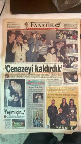 FANATİK SPOR GAZETESİ - TURKISH NEWSPAPER - DOĞUM GÜNÜ HEDİYESİ  - EKSİKSİZ TAM TAKIM GAZETE - 10 NİSAN 1998 - SAYI:873 - JOHN TOSHACK - SÜLEYMAN SEBA - FATİH TERİM - HOLGER OSIECK - HAGİ - POPESCU - SUAT - OKAN - TUGAY - BÜLENT - K. HAKAN - B. HAKAN - ARİF - MEHMET - ERTUĞRUL - AMOKACHI - OKTAY - RAHİM - YANKOV - FEVZİ - TAYFUR - ALPAY - KUBİLAY - MOSHOEU - UCHE - HÖGH - MUSTAFA - DOĞAN - FARUK - TANJU ÇOLAK - SEMİH MUTLU - SEMRA KÜÇÜKSÖZ - AZİZ YILDIRIM - MEHMET ALİ CANBEK - AYKUT AKICI - NECATİ BİLGİÇ - ENGIN VEREL - MEHMET Y. YILMAZ - ABDULLAH ÇEVRİM - BU VATAN HEPİMİZİN - GERÇEK SPOR GAZETESİ - FANATİK - AVRUPA’YA KARTAL DAMGASI - HERKES BİZİ KONUŞACAK - BEŞİKTAŞ ŞÖLENİ - SİFO MEHMET İLE ÖZEL RÖPORTAJ - BARİÇ DERS VERDİ - PENALTIDAN KAÇARSAN - KUBİLAY’IN DURUMU SEVİNDİRİCİ - TAYFUN VE EROL ANTRENMANA ÇIKTI - BARİÇ’TEN DEFANSA UYARI - BAŞKAN YILDIRIM YORUM YAPMADI - HÖGH’ÜN KIZINDAN İDMANA GÖZALTI - MUSTAFA YİNE İLK ONBİRDE - SİZ TUTUN BİZ ATARIZ - LİDERLİĞİ KORUMAMIZ ŞART - FENER