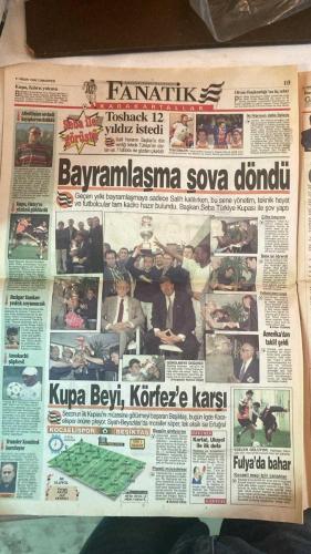 FANATİK SPOR GAZETESİ - TURKISH NEWSPAPER - DOĞUM GÜNÜ HEDİYESİ  - EKSİKSİZ TAM TAKIM GAZETE - 11 NİSAN 1998 - SAYI:874 - İSMAİL UYANIK - CELİL - CENK - SERKAN - AYKUT - VURAL - ENGİN - SÜLEYMAN SEBA - JOHN TOSHACK - FATİH TERİM - FILIPESCU - B. HAKAN - TUGAY - SUAT - HAGİ - ERGÜN - ARİF - MEHMET - ERTUĞRUL - AYKUT AKICI - EROL DEMİRKOL - NECATİ BİLGİÇ - ENGIN VEREL - MEHMET Y. YILMAZ - ABDULLAH ÇEVRİM - TANJU ÇOLAK - AZİZ YILDIRIM - ALİ ŞEN - VELA KÜÇÜK - MOSHOEU - UCHE - HÖGH - MUSTAFA - DOĞAN - FARUK - KEMALETTİN - TAYFUN - EROL - ZAFER BÜYÜKAVCI - BU VATAN HEPİMİZİN - GERÇEK SPOR GAZETESİ - FANATİK - YOK MU ALAN - ZAMANI GELDİ GİDİYORUM - TRAPATTONI YUVAYA DÖNÜYOR - İRAN’DA KIZLAR SAHAYA İNDİ - BURDENSKİ’DEN FUTBOL OKULU - İSTANBULSPOR UEFA’YA DOĞRU - SEBA-TOSHACK KUPA HAVAYA - KOCAELİSPOR BEŞİKTAŞ - GÖZLER LİDERDE FENERBAHÇE DARDANELSPOR - ŞEN MAÇA GELİYOR - ŞAMPİYONLUK KAYGISI BİRLEŞTİRDİ - KRİZ MASASI OLUŞTURULUYOR - TERİM ŞİMDİ SUSUYOR - ERTUĞRUL’U SIRTLADIM - MEHMET ÜZÜNTÜLÜ -