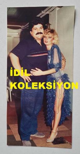 OSMAN YAĞMURDERELİ'NİN ORİJİNAL FOTOĞRAFI - 18 x 8 cm EBADINDA - OSMAN YAĞMURDERELİ, SEVİM EGESOY İLE BİRBİRLERİNE SARILIRKEN ÇEKİLMİŞ BİR KARE (GAZETELERE YANSIYAN FOTOĞRAFIN ORİJİNAL BASIMI) 30 MAYIS 1986