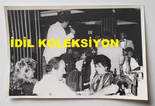 OSMAN YAĞMURDERELİ'NİN ORİJİNAL AJANS-BASIN FOTOĞRAFI - 18 x 12 cm EBADINDA - OSMAN YAĞMURDERELİ, SAHNE ALDIĞI MEKANDA ŞARKI OKURKEN ÇEKİLMİŞ BİR KARE