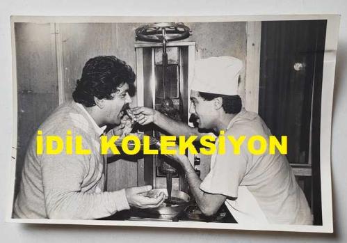 OSMAN YAĞMURDERELİ'NİN ORİJİNAL AJANS-BASIN FOTOĞRAFI - 18 x 12 cm EBADINDA - OSMAN YAĞMURDERELİ, ÇALIŞTIĞI OTELDE DÖNER YERKEN ÇEKİLMİŞ BİR KARE. 8 EKİM 1984