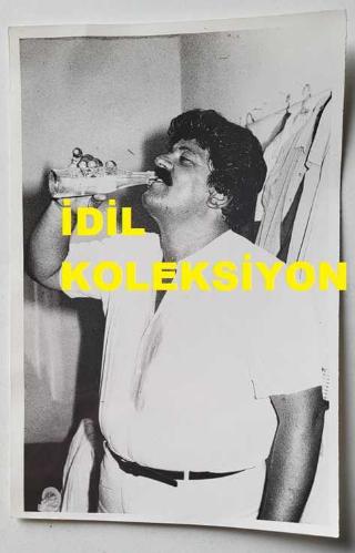 OSMAN YAĞMURDERELİ'NİN ORİJİNAL AJANS-BASIN FOTOĞRAFI - 18 x 12 cm EBADINDA - OSMAN YAĞMURDERELİ, GAZOZ İÇERKEN ÇEKİLMİŞ BİR KARE. 30 AĞUSTOS 1985