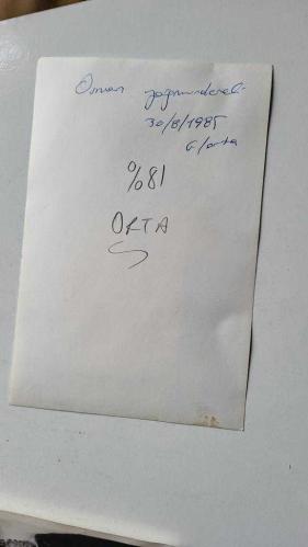 OSMAN YAĞMURDERELİ'NİN ORİJİNAL AJANS-BASIN FOTOĞRAFI - 18 x 12 cm EBADINDA - OSMAN YAĞMURDERELİ, GAZOZ İÇERKEN ÇEKİLMİŞ BİR KARE. 30 AĞUSTOS 1985