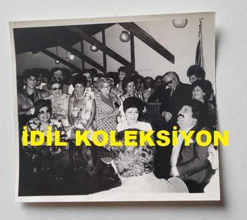 OSMAN YAĞMURDERELİ'NİN ORİJİNAL AJANS-BASIN FOTOĞRAFI - 13,5 x 12 cm EBADINDA - OSMAN YAĞMURDERELİ, ESİN ATASOY İLE EVLENİRKEN NİKAH TÖRENİNDE ÇEKİLMİŞ BİR KARE. 1986