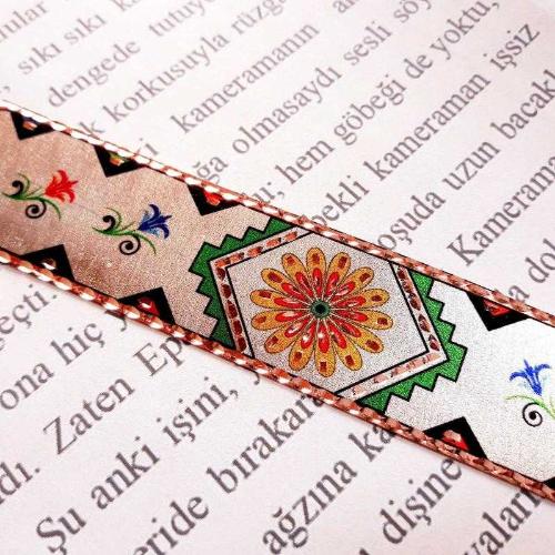 Bakır el işçilikli kitap ayracı. Metaldir. Saf bakırdır. Kenarları parlak ışıltılı. Harika bir hediye