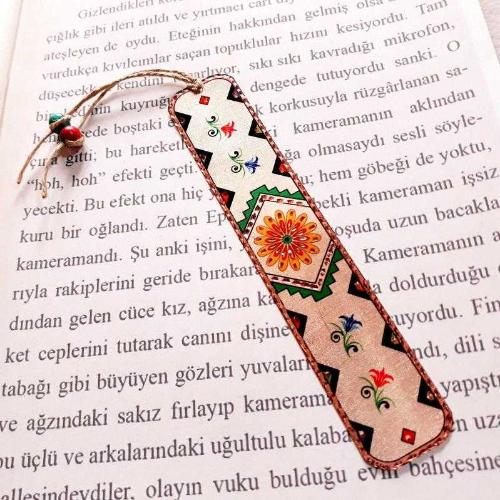 Bakır el işçilikli kitap ayracı. Metaldir. Saf bakırdır. Kenarları parlak ışıltılı. Harika bir hediye