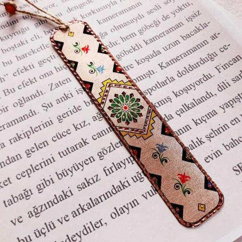 Bakır el işçilikli kitap ayracı. Metaldir. Saf bakırdır. Kenarları parlak ışıltılı. Harika bir hediye