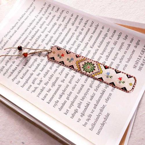 Bakır el işçilikli kitap ayracı. Metaldir. Saf bakırdır. Kenarları parlak ışıltılı. Harika bir hediye