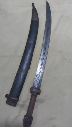 Herşeyiyle Orijinâl..1916 TARİH Damgalı.. 64 cm..  1. Dünya Savaşı dönemine ait Rus Bebut (Kindjal) kama veya kılıcını göstermektedir.Özellikler: Bu tür kamalar, 1907-1917 yılları arasında Çarlık Rusyası ordusunda topçu mürettebatı ve makineli tüfekçiler tarafından yan silah olarak kullanılmıştır.Tarihçe: Görseldeki kama, 1915-1916 yılları arasında Zlatoust fabrikasında üretilmiş bir model olabilir.Detaylar: Genellikle 59-64 cm uzunluğunda olan bu silahlar, hafif kavisli çift taraflı bıçaklara ve ahşap kınlara sahiptir.