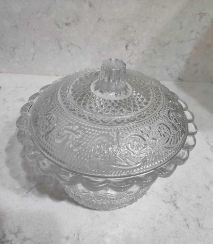 Vintage Preslenmiş Zambak Çiçeği Desenli Kapaklı Cam Şekerlik