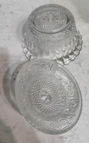 Vintage Preslenmiş Zambak Çiçeği Desenli Kapaklı Cam Şekerlik