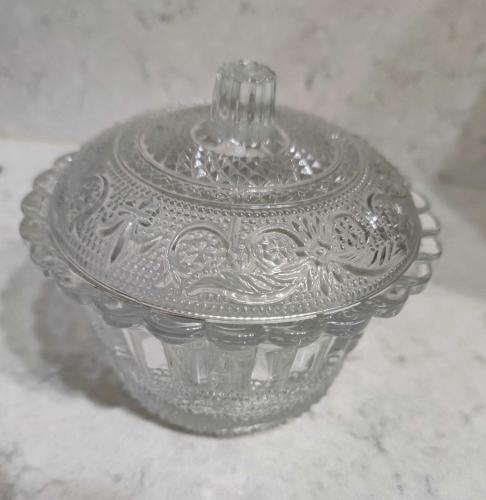 Vintage Preslenmiş Zambak Çiçeği Desenli Kapaklı Cam Şekerlik