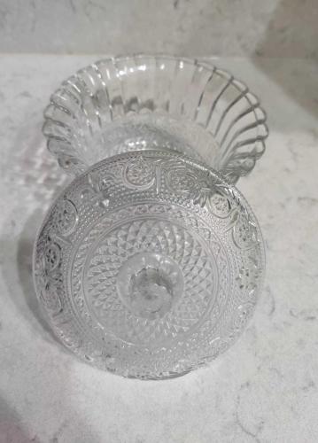 Vintage Preslenmiş Zambak Çiçeği Desenli Kapaklı Cam Şekerlik