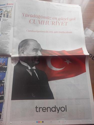 Hürriyet Gazetesi - Turkish Newspaper - 29 Ekim 2024 - 29 Ekim Cumhuriyet Bayramı 101. Yıl kutlu olsun - Cumhuriyet oybirliği ile kabul edildi - büyük Önder Mustafa Kemal Atatürk tarihi geceyi böyle anlattı - yıl 1927 Atatürk ve İsmet İnönü Sovyet büyükelçiliğindeki resepsiyon yemeğinde Fotoğrafı - Yakup Kadri Karaosmanoğlu bir yazısında Atatürk'ün sofrasından hepimizin ruhunda ve dimağında nice derin tatlı ve ibret verici anılar değerli dersler kalmıştır - Vodafone Cumhuriyet Bayramı kutlu olsun tam sayfa Fotoğraflı - çok yaşa Cumhuriyet yazan Ahmet Hakan - Migros Cumhuriyet Bayramı kutlu olsun Atatürk fotoğrafı - Denizbank dünyanın en güzel eseri 101 yaşında - Manisa Büyükşehir Belediye Başkanı Ferdi Zeyrek 29 Ekim Cumhuriyet bayramımız kutlu olsun - Muğla Büyükşehir belediyesi 29 Ekim Cumhuriyet Bayramını düzenlediği etkinliklerle 7'den 70'e coşkuyla kutlayacak - Cumhurbaşkanı Recep Tayyip Erdoğan Anıtkabir'de törenlere katılacak - Her yer gök kırmızı beyaz foto - 29 Ekim 1923