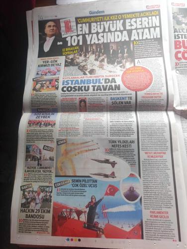 Hürriyet Gazetesi - Turkish Newspaper - 29 Ekim 2024 - 29 Ekim Cumhuriyet Bayramı 101. Yıl kutlu olsun - Cumhuriyet oybirliği ile kabul edildi - büyük Önder Mustafa Kemal Atatürk tarihi geceyi böyle anlattı - yıl 1927 Atatürk ve İsmet İnönü Sovyet büyükelçiliğindeki resepsiyon yemeğinde Fotoğrafı - Yakup Kadri Karaosmanoğlu bir yazısında Atatürk'ün sofrasından hepimizin ruhunda ve dimağında nice derin tatlı ve ibret verici anılar değerli dersler kalmıştır - Vodafone Cumhuriyet Bayramı kutlu olsun tam sayfa Fotoğraflı - çok yaşa Cumhuriyet yazan Ahmet Hakan - Migros Cumhuriyet Bayramı kutlu olsun Atatürk fotoğrafı - Denizbank dünyanın en güzel eseri 101 yaşında - Manisa Büyükşehir Belediye Başkanı Ferdi Zeyrek 29 Ekim Cumhuriyet bayramımız kutlu olsun - Muğla Büyükşehir belediyesi 29 Ekim Cumhuriyet Bayramını düzenlediği etkinliklerle 7'den 70'e coşkuyla kutlayacak - Cumhurbaşkanı Recep Tayyip Erdoğan Anıtkabir'de törenlere katılacak - Her yer gök kırmızı beyaz foto - 29 Ekim 1923