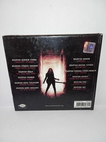 Cd Nilüfer 12 Düet Albümü. Nilüfer'in Rock düetlerinden oluşan albümüdür. Dinlemeyi etkilemeyen yoğun çizikler var. Baştan sona dinlendi sorunsuz çalışıyor.  Hayko Cepkin, Şebnem ferah, yüksek sadakat, malt, Teoman, gece yolcuları, Ogün Sanlısoy, Badem, Rashit, TNK, Candaş Cingi Ruacan, 4X4