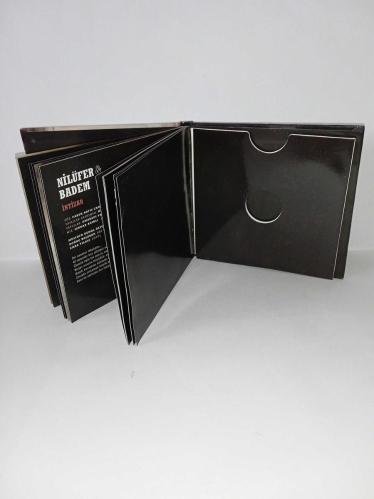 Cd Nilüfer 12 Düet Albümü. Nilüfer'in Rock düetlerinden oluşan albümüdür. Dinlemeyi etkilemeyen yoğun çizikler var. Baştan sona dinlendi sorunsuz çalışıyor.  Hayko Cepkin, Şebnem ferah, yüksek sadakat, malt, Teoman, gece yolcuları, Ogün Sanlısoy, Badem, Rashit, TNK, Candaş Cingi Ruacan, 4X4