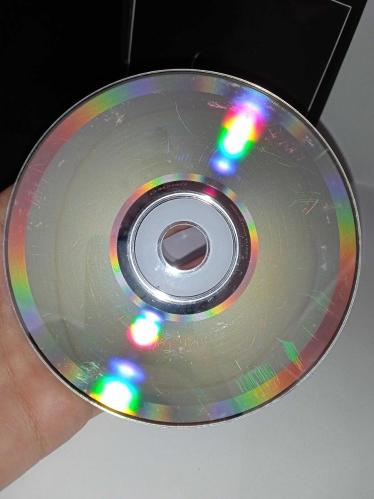 Cd Nilüfer 12 Düet Albümü. Nilüfer'in Rock düetlerinden oluşan albümüdür. Dinlemeyi etkilemeyen yoğun çizikler var. Baştan sona dinlendi sorunsuz çalışıyor.  Hayko Cepkin, Şebnem ferah, yüksek sadakat, malt, Teoman, gece yolcuları, Ogün Sanlısoy, Badem, Rashit, TNK, Candaş Cingi Ruacan, 4X4
