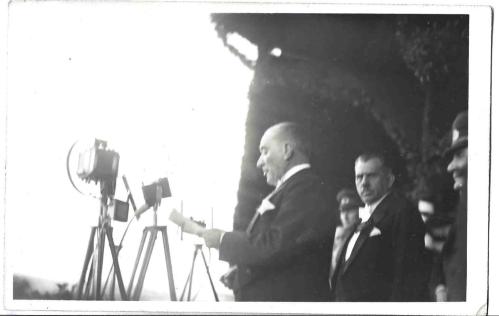 Mustafa Kemal Atatürk 10. Yıl Nutkunu Okurken 29 Ekim 1933 (9 X 14cm)