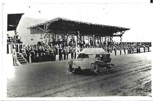 Atatürk Protokolde Cumhuriyetin 10. Yılı 29 Ekim 1933 Kutlamaları Ankara Ulus Stadyumu Sovyet Yapımı T-27 Tanketi (9 X 14cm)