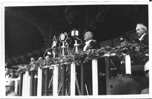 Mustafa Kemal Atatürk 10. Yıl Nutkunu Okurken 29 Ekim 1933 Göğsünde Cumhuriyet Halk Partisi Amblemi Yanında İsmet İnönü İle (9 X 14cm)