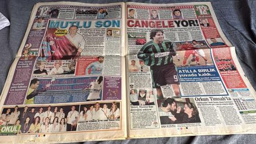 ONİKİNCİ ADAM SPOR GAZETESİ TURKISH NEWSPAPER - DOĞUM GÜNÜ HEDİYESİ  - TAM TAKIM EKSİKSİZ GAZETE -    19 HAZİRAN 2007 - ALEM BUYSA TRANSFERİN KRALI BU - HOS GELDİN BABA CARLOS - DÜN GECE GELEN ROBERTO CARLOS BUGÜN DE SAAT 13.00 TE FENERBAHÇE STADI'NA KURULACAK ÖZEL PLATFORMDA TARAFTARLAR ÖNÜNDE İMZA ATACAK - VE GALATASARAY GÜM-BAM - GOLCÜ ARAYAN CİM-BOM YATTARA'DAN DAHA SÜRATLİ VE TEKNİK BİR İSİM BULDU - NECATİ ATEŞ DE KARTAL'A DOĞRU - SERKAN TRABZONSPOR'DA İMZALADI - RONALDO MU? ADRIANO MU? - EN BÜYÜK KULÜBE GELDİM - CARLOS YÜZÜNDEN SAÇLARINDAN OLDU - MAHMUT USLU: BEŞİKTAŞ DA BAHÇELİ OLMAYA BAŞLADI - KONYA, SEMİH ŞENTÜRK İÇİN KAPIYI ÇALDI!.. - MARTİNEZ TAMAM, GÖZLER FEDERASYONDA - 1 AĞUSTOS'TAKİ SÜRPRİZ SHAKİRA VE BEYONCE - NİCK CARLE, NİHAYET DOĞRUYU BULDU!.. - ARTHUR ZİCO, ROBERTO CARLOS'U TEBRİK ETTİ - TÜMER METİN OCAKTA GİDİYOR! - TANJEVİCLE, 3 YIL SÖZLEŞME İMZALANDI - VOLKAN JEST YAPTI, BOŞ KONTRATI İMZALADI - ROBERTO CARLOS  - NECATİ ATEŞ  - ALİŞİRİN GÜLTEKİN  - RONALDO  -