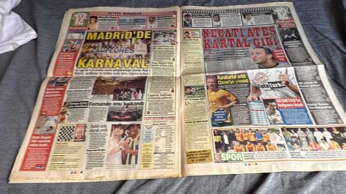 ONİKİNCİ ADAM SPOR GAZETESİ TURKISH NEWSPAPER - DOĞUM GÜNÜ HEDİYESİ  - TAM TAKIM EKSİKSİZ GAZETE -    19 HAZİRAN 2007 - ALEM BUYSA TRANSFERİN KRALI BU - HOS GELDİN BABA CARLOS - DÜN GECE GELEN ROBERTO CARLOS BUGÜN DE SAAT 13.00 TE FENERBAHÇE STADI'NA KURULACAK ÖZEL PLATFORMDA TARAFTARLAR ÖNÜNDE İMZA ATACAK - VE GALATASARAY GÜM-BAM - GOLCÜ ARAYAN CİM-BOM YATTARA'DAN DAHA SÜRATLİ VE TEKNİK BİR İSİM BULDU - NECATİ ATEŞ DE KARTAL'A DOĞRU - SERKAN TRABZONSPOR'DA İMZALADI - RONALDO MU? ADRIANO MU? - EN BÜYÜK KULÜBE GELDİM - CARLOS YÜZÜNDEN SAÇLARINDAN OLDU - MAHMUT USLU: BEŞİKTAŞ DA BAHÇELİ OLMAYA BAŞLADI - KONYA, SEMİH ŞENTÜRK İÇİN KAPIYI ÇALDI!.. - MARTİNEZ TAMAM, GÖZLER FEDERASYONDA - 1 AĞUSTOS'TAKİ SÜRPRİZ SHAKİRA VE BEYONCE - NİCK CARLE, NİHAYET DOĞRUYU BULDU!.. - ARTHUR ZİCO, ROBERTO CARLOS'U TEBRİK ETTİ - TÜMER METİN OCAKTA GİDİYOR! - TANJEVİCLE, 3 YIL SÖZLEŞME İMZALANDI - VOLKAN JEST YAPTI, BOŞ KONTRATI İMZALADI - ROBERTO CARLOS  - NECATİ ATEŞ  - ALİŞİRİN GÜLTEKİN  - RONALDO  -