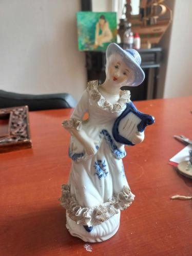 Avrupa, Mavi - Beyaz Arp Çalan Kadın Porselen Biblo