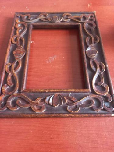 Barok stili veya vintage görünümlü, el oyması motiflerle süslenmiş masif ahşap bir çerçeve