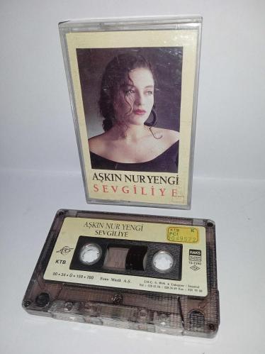 Kaset Aşkın Nur Yengi Sevgiliye Albümü. Orijinal 1990 dönem Kağıt Baskı sorunsuz çalışıyor. Koleksiyonluk