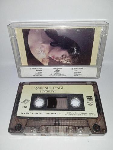 Kaset Aşkın Nur Yengi Sevgiliye Albümü. Orijinal 1990 dönem Kağıt Baskı sorunsuz çalışıyor. Koleksiyonluk