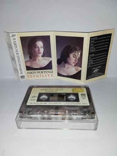 Kaset Aşkın Nur Yengi Sevgiliye Albümü. Orijinal 1990 dönem Kağıt Baskı sorunsuz çalışıyor. Koleksiyonluk