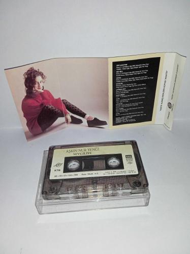 Kaset Aşkın Nur Yengi Sevgiliye Albümü. Orijinal 1990 dönem Kağıt Baskı sorunsuz çalışıyor. Koleksiyonluk